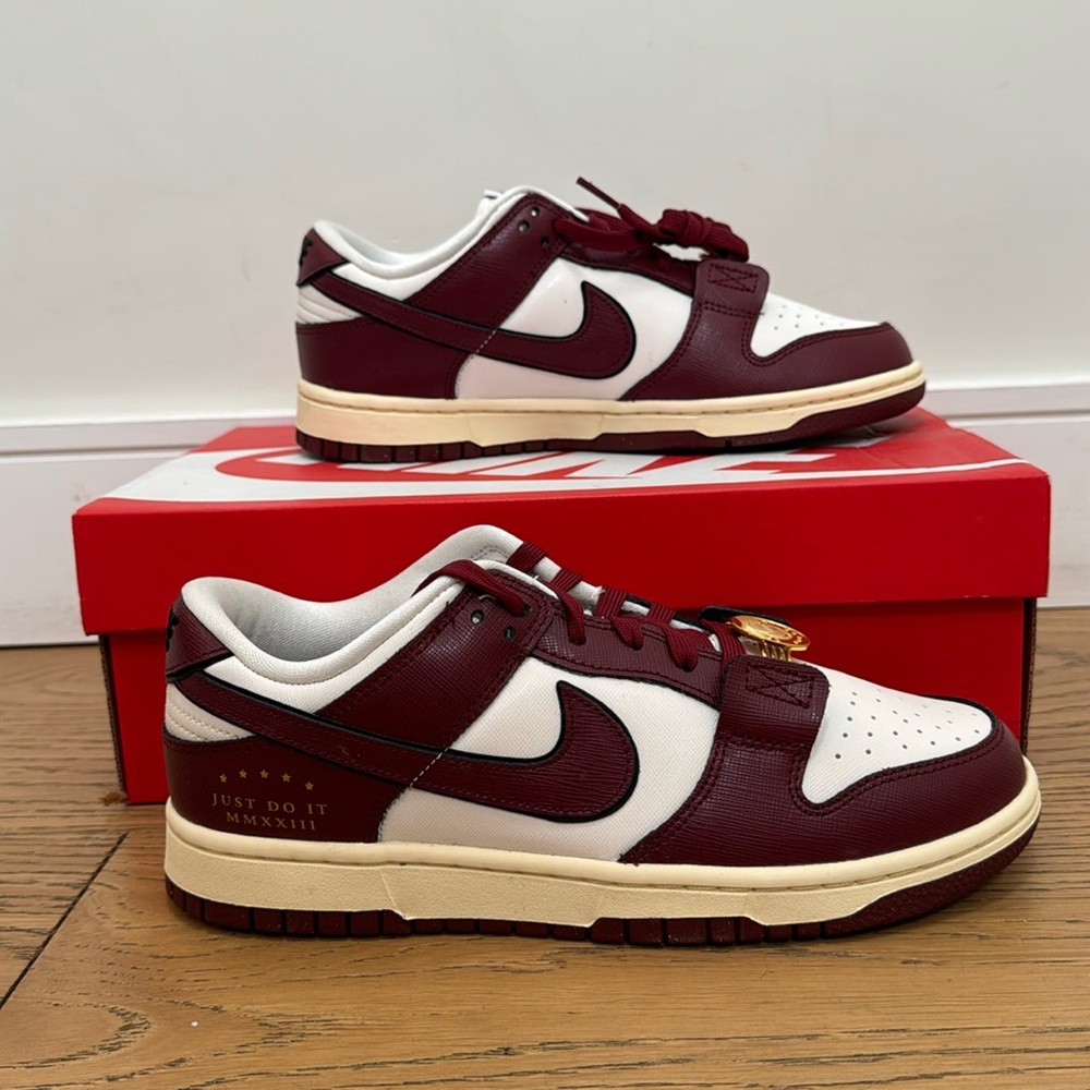 Women’s Nike low dunks special edition sale/team red-black-muslin in size 8.5